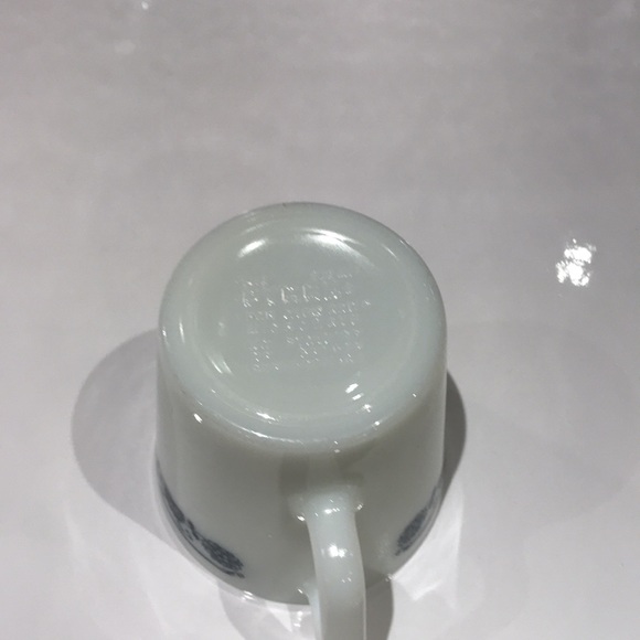 Vintage PYREX milk glass mug with blue floral border - Picture 4 of 4